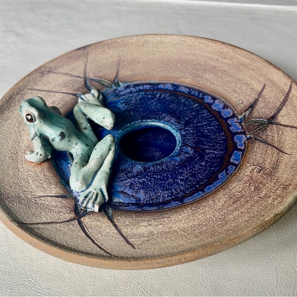 #Pottery frog dish